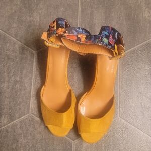 NWOT, Womens Yellow sandal, size 9.5